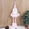 Dettaglio di gnomo natalizio rosa con cappello di paillettes, gambe lunghe e bordo in pelliccia - Babbo Natale Telescopico Rosa