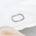 Minimalistische vierkante zilveren ring met een kleine zirkoon op een wit dienblad - US 5 / Zilver