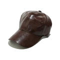 Detalle de la textura de cocodrilo rojo marrón en una gorra de béisbol brillante - café
