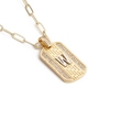 Détail macro du collier hip hop doré avec pendentif lettre W et diamants incrustés - Lettre W