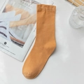 Weiche ingwerorange Baumwollsocken in Wadenlänge mit Rippbündchen für Zuhause - Reguläre Zehennaht / Orange