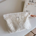 Dettaglio del ricamo a foglia sulla borsa in tela beige con etichetta Simple Wish - Puro Cotone Crema Ricamo a Fiori Grandi