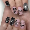 Schwarze Katzenauge-Nägel zum Aufkleben in mittlerer Länge mit rosa floralen Akzenten - Schwarzes Katzenauge und rosa Blattstil (JP3944)