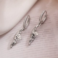 Boucles d'oreilles plumes en argent avec oxydes de zirconium sur fond en soie douce - Plume d'argent