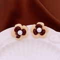 Vista detallada de los pendientes de flores de doble capa con pétalos beige y perla - Pétalos Crema Con Centro Rojo Vino (Aguja de Plata-Blanco-Rojo)