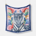 Primer plano de bufanda de seda con diseño de tigre, borde azul y texto París - 53x53cm / Azul