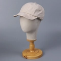 Dettaglio del cappellino beige in twill traspirante esposto su una testa di manichino - M (56-58cm) / Beige