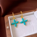 Dettaglio di orecchini vintage con petali color turchese in una scatola portagioie di legno - Gancio per orecchini a petalo blu-verde (19# Perno in argento)