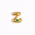 Détail d'un pendentif chiffre 2 doré orné d'une pierre précieuse verte en forme de cœur - Lettre Z / Or / Gemme Coeur Vert