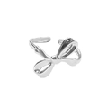 Dettaglio macro dell'anello d'argento a fiocco in acciaio lucido con apertura - Design a Fiocco (R6051)