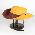 Dettaglio del cappello da sole bicolore con rete traspirante e sottogola regolabile - Regolabile / Giallo