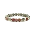 Dettaglio del bracciale in pietre naturali rosa e grigie con distanziatori in metallo - Pietra venata rossa