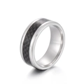 Bague en acier titane de 8mm avec insert en fibre de carbone noire et fini poli - Style Fibre de Carbone (KR103676-K)