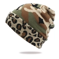 Dettaglio del berretto in maglia con motivo mimetico e risvolto leopardato di qualità - Taglia unica / Verde Militare Camo