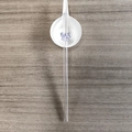 Cannuccia di vetro trasparente con piccola farfalla viola su superficie di legno - Tubo Curvo 8*200mm / Fiocco Viola