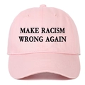 Dettaglio del cappello rosa in cotone con ricamo nero Make Racism Wrong Again - Rosa / Regolabile