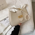 Elegante borsa hobo baguette color crema con fibbia dorata e tracolla regolabile - Bianco