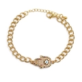 Goldenes Hamsa-Armband mit bunten Zirkonia und bösem Blick auf weißem Hintergrund - Gekettete Hamsa-Hand / Gold-Bunter Strass