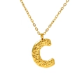 Collana dorata texture lava con ciondolo lettera C e finitura in metallo martellato - Lettera C