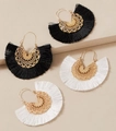 Ethnische fächerförmige Quastenohrringe in Schwarz und Weiß mit goldenem Metallmuster - Schwarz und Weiß Zwei Paare (2295+2306)