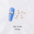 Vue détaillée des bijoux de nœud perle dorée 8x5mm pour ongles sur fond blanc - Nœud Papillon Doré avec Perle (8190)