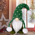 Gnomo di Natale con cappello verde a maglia e barba bianca su sfondo invernale - Verde