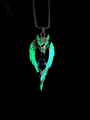 Pendentif tête de loup vintage avec lueur verte et pierre bleue sur fond noir élégant - Lumineux Jaune-Vert