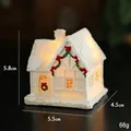 Leuchtendes weißes Weihnachtshäuschen aus Harz mit Schneetextur und roten Schleifen - Stil 4