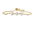 Elegantes Gold-Box-Kettenarmband mit drei weißen Keramikherzen und verstellbarem Schieber - Weiß