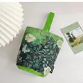 Dettaglio della borsa a secchiello in tela con arte floreale di Van Gogh e manico - Ciondolo a rosa bianca