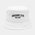 Dettaglio del cappello alla pescatora in cotone bianco con ricamo BROOKLYN e fori laterali - M (56-58cm) / Bianco