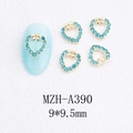 Détail de bijoux d'ongles en forme de cœur avec nœud doré et strass bleu clair - Style Cœur Décor Nœud Avec Zircon Bleu (A390)