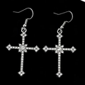 Gothic zilveren kruis oorbellen met fonkelende kristallen op een zwarte reflecterende voet - Zilver (0049)