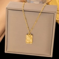 Collier en acier titane doré avec pendentif rectangulaire tournesol sur boîte à bijoux - H332 Collier Plaque Carrée Lettre Or
