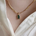 Goldene Schlangenkette mit einem rechteckigen smaragdgrünen Edelstein-Anhänger - Gold + Grüner Zirkonia