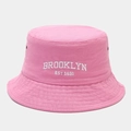 Dettaglio cappello a secchiello rosa in cotone con ricamo bianco Brooklyn e occhielli - M (56-58cm) / Rosa Sakura
