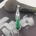 Colgante de prisma hexagonal de malaquita verde con engaste de plata sobre revista de moda - Malaquita Sintética (Sin Cadena)