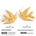 Details van waterdichte roestvrijstalen zwaluw oorbellen met afmetingen en gewichtsinfo - Gouden Vogel Stijl (JDE0310024)