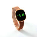 Montre tactile LED carrée en or rose avec bracelet en maille métallique sur fond blanc - Or Rose avec lumière verte