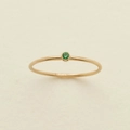 Anello minimalista dorato con pietra portafortuna di dicembre verde a castone per donna - US 7 / Maggio (Zircone Verde)