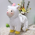 Peluche di alpaca bianco con fiori rosa e scarpe gialle in primo piano su sfondo sfocato - Agnello Bianco