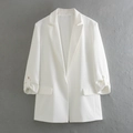 Dettaglio di un blazer bianco minimalista con maniche arrotolate ed etichetta taglia S sul collo - S / Bianco