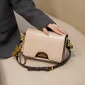 Bolso bandolera bicolor beige y marrón con un colgante de osito y correa fina - Beige