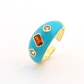 Dettaglio anello regolabile dorato con smalto blu e pietre di zircone rosso - Aperto Regolabile / Celeste con Pietra Rossa