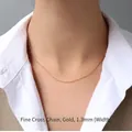 Dettaglio collana a catena a croce in titanio dorato da 1,3 mm indossata con camicia - Catena a Traversino Dorata Sottile (P873) / 40+5cm Lunghezza 1.3mm Larghezza / Oro