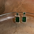 Boucles d'oreilles vintage en zircon vert émeraude rectangulaire et accents dorés - Créoles Géométriques Émeraude Rectangulaires