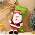 Dettaglio calza di Natale in feltro verde con Babbo Natale 3D appeso a un ramo - Babbo Natale