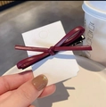 Barrette nœud minimaliste en similicuir bordeaux sur carte blanche, style lifestyle - Clip Croisé En Cuir Rouge Vin