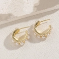 Boucles d'oreilles créoles dorées en C avec perles blanches et zircons scintillants - Créoles en Perles