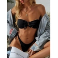 Detail van zwarte bandeau bikini top met trekkoord en een fijne gerimpelde textuur - S / Zwart